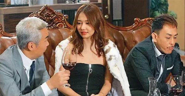 除此之外,她合作过的「中佬」前辈还有关礼杰,两人曾在tvb剧《机场