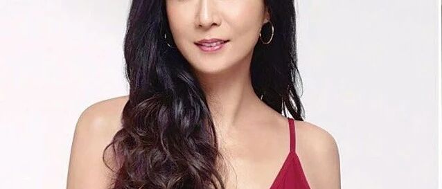47岁前亚姐冠军做单亲妈妈自毁星途！女儿成最大受害者　沦落至赚钱养同性妻子
