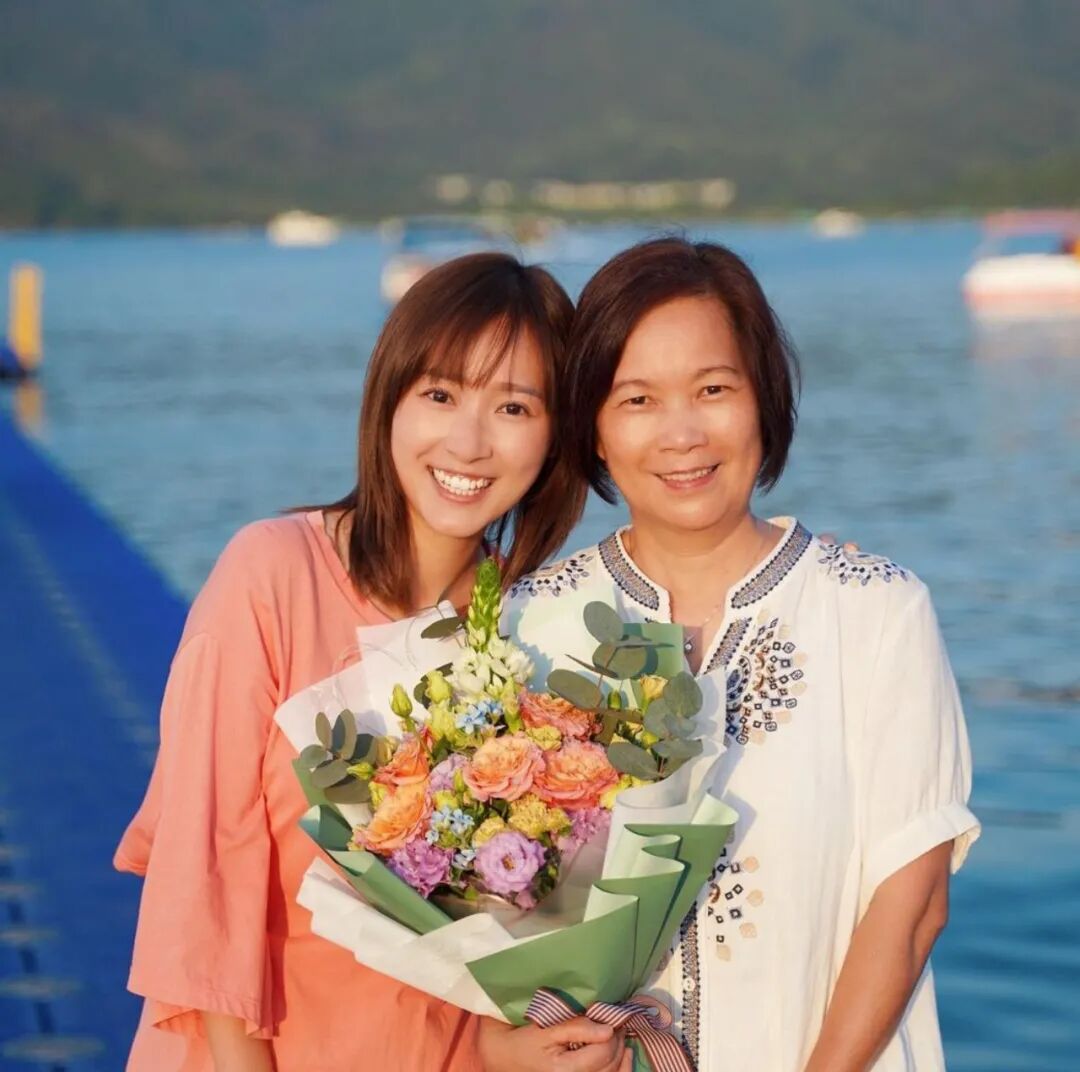 恭喜34岁著名童星结束11年爱情长跑星级姊妹团陪出嫁