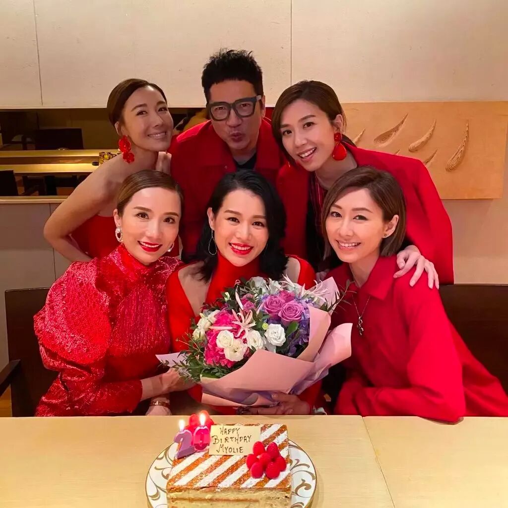 她结婚时的鱼尾婚纱晚礼服,也是两人在逛街时相中,张敬轩送的.