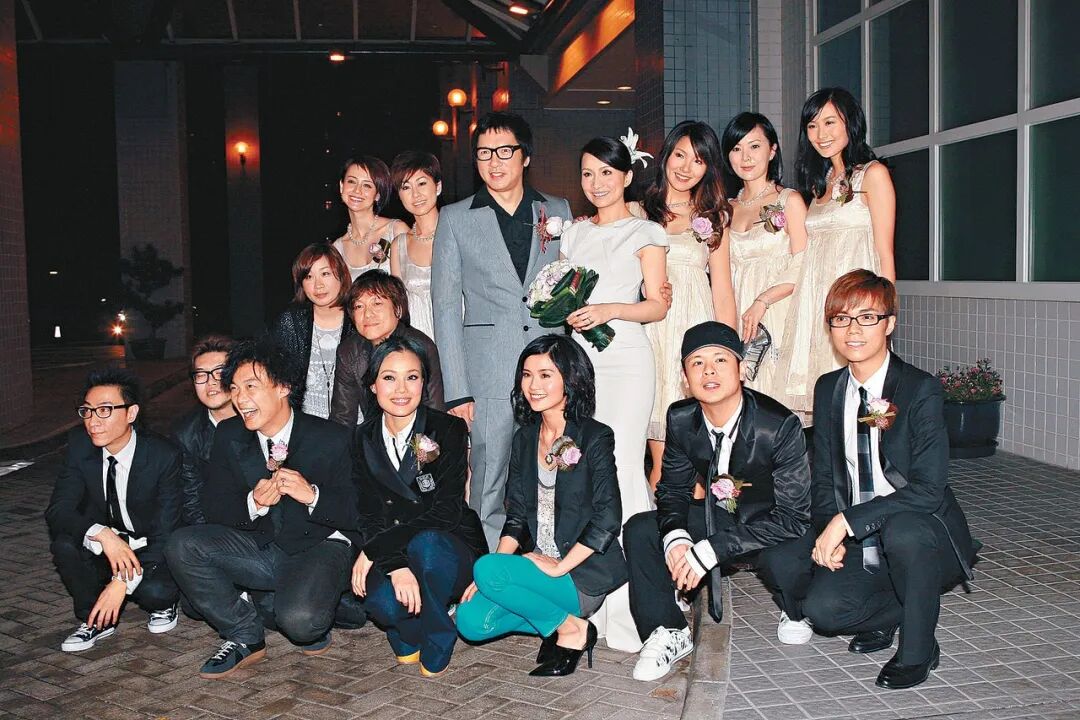 只是很多人想不到,张敬轩与胡蓓蔚的关系也相当亲密,两人是结拜姐弟