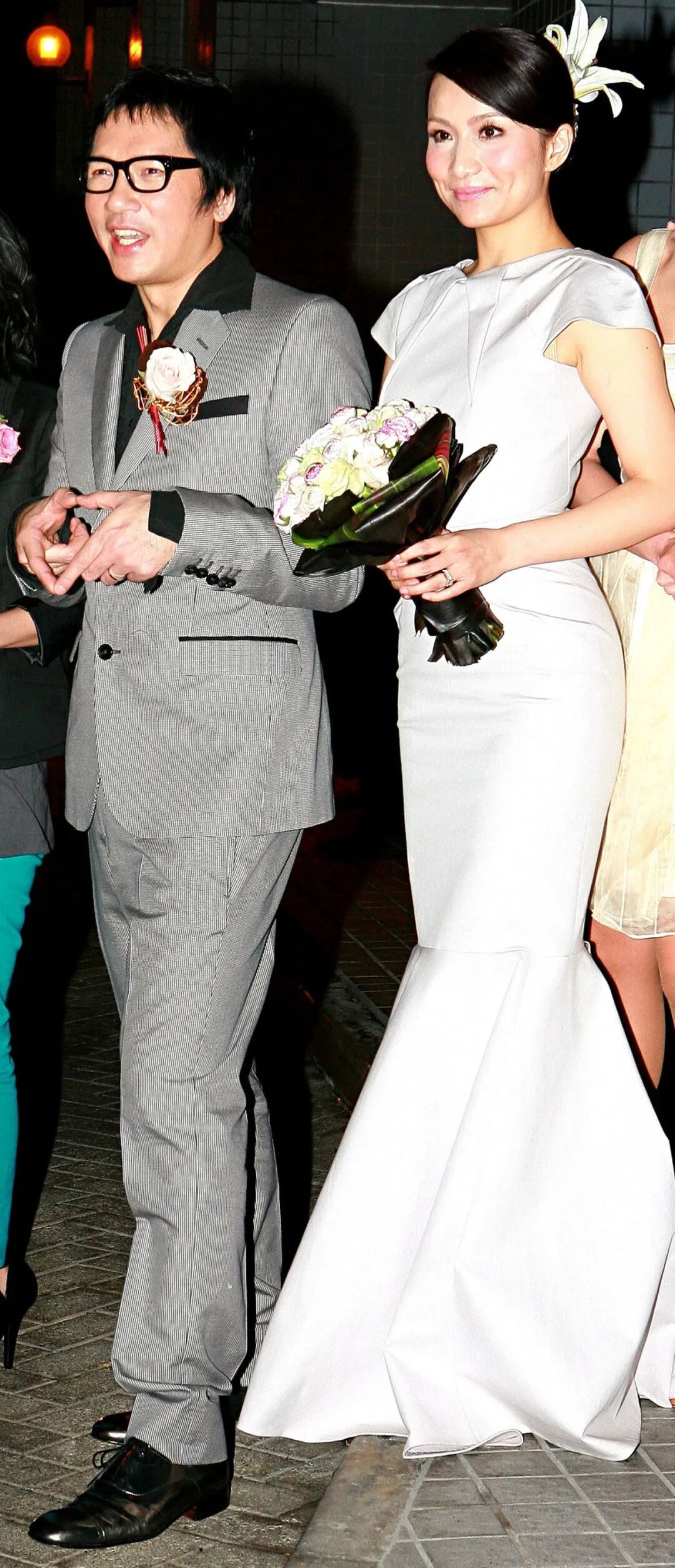 同年胡蓓蔚父母结婚周年纪念,轩仔更大方借出自己月租十万的古典文物