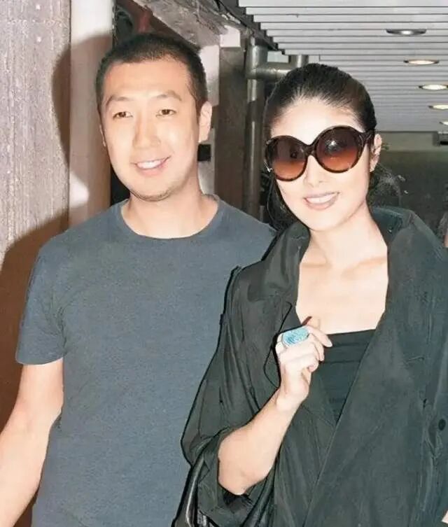 陈慧琳与刘建浩的姐姐刘建芝是同窗好友,更是刘建芝撮合的两人相恋.