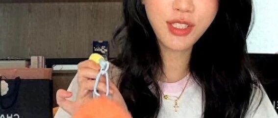 奚梦瑶这身行头真绝,可看价格我倒吸凉气——够我攒小半年工资了