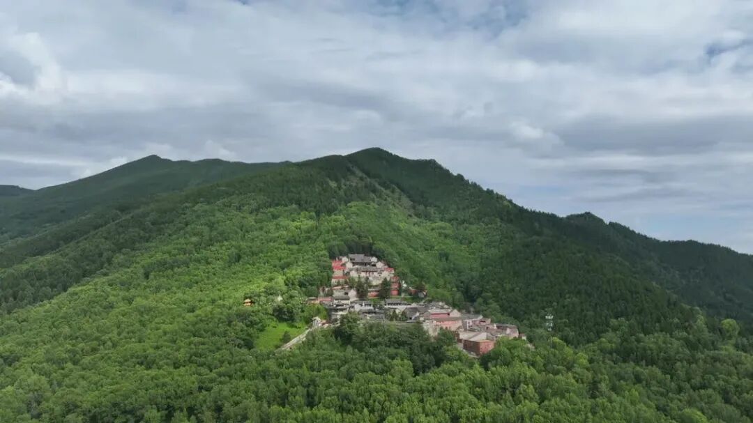 青山环绕五台山 史文勇摄
