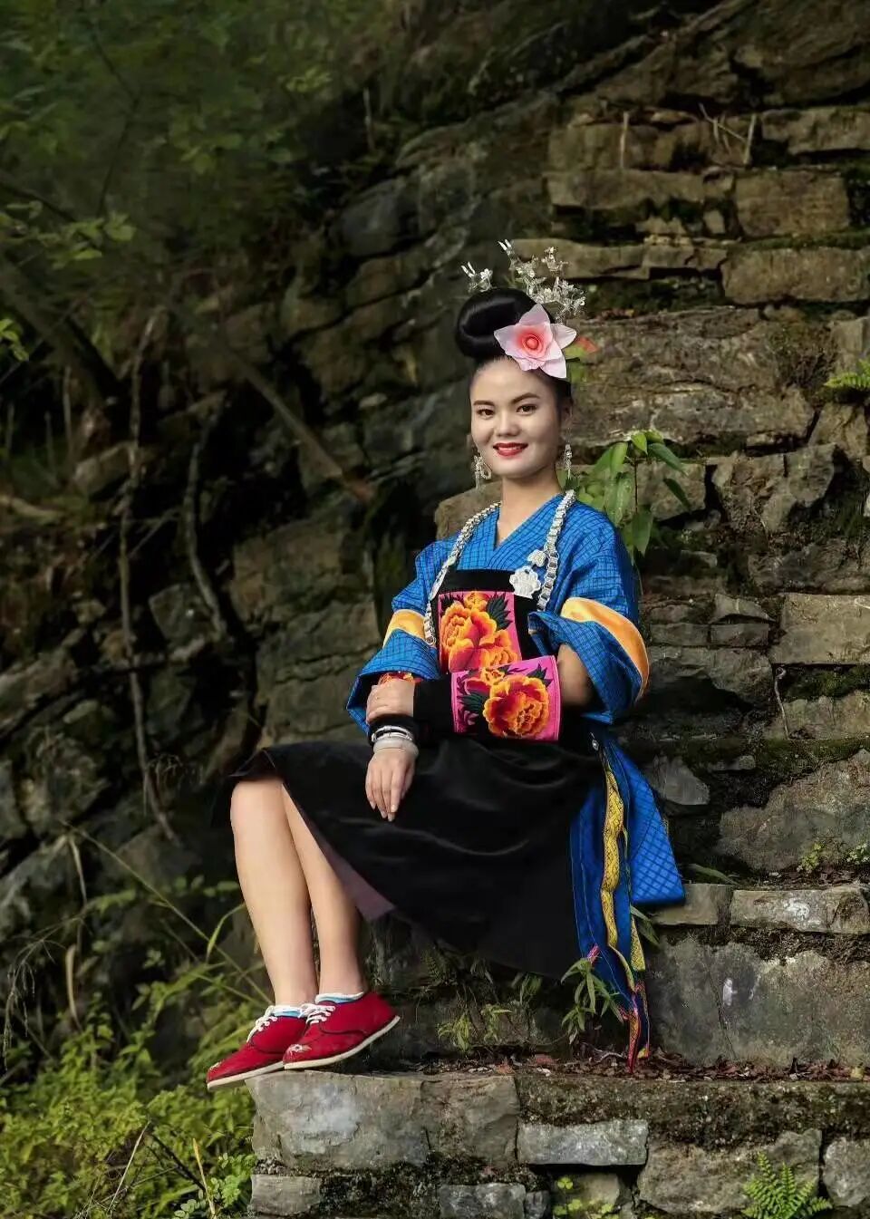 便装,比较简洁,是苗族人民日常穿着的服装,颜色简洁单一,便装的作用