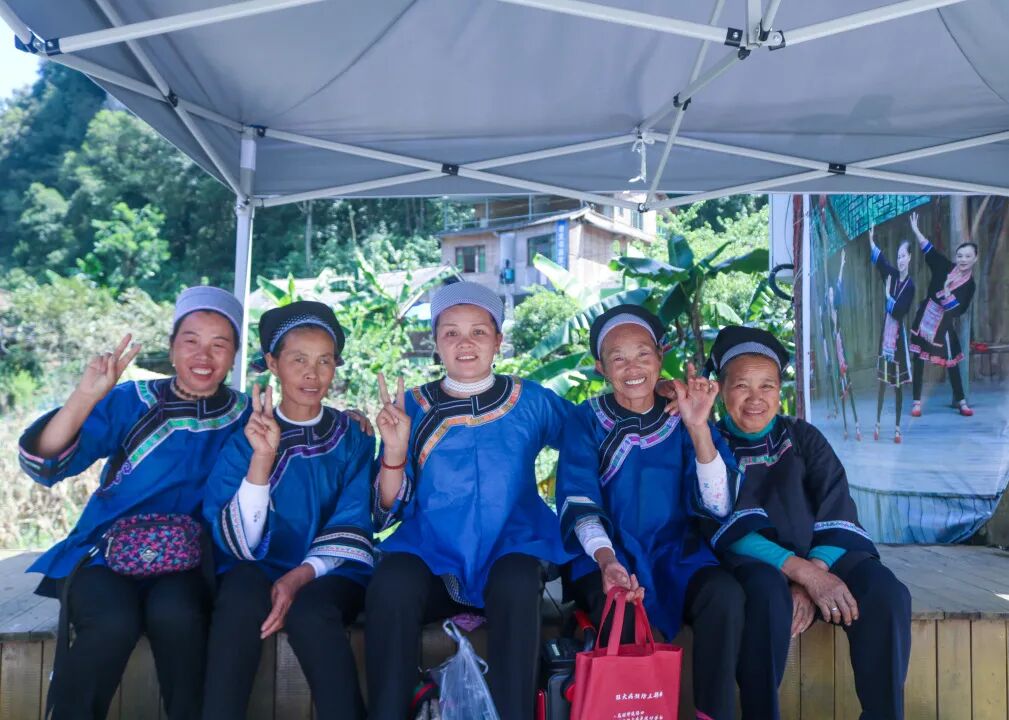 便装,比较简洁,是苗族人民日常穿着的服装,颜色简洁单一,便装的作用