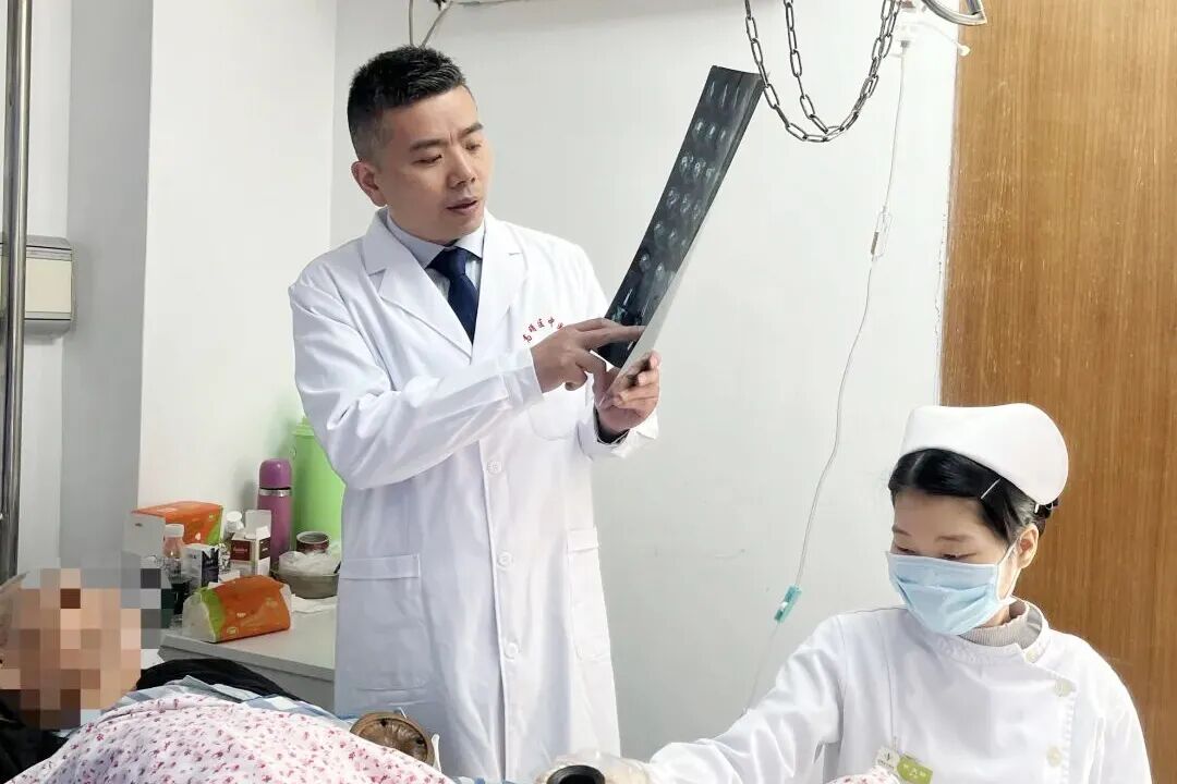 胡永波检查患者情况