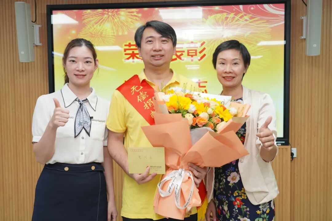 邓爱宜为梁敏华献花