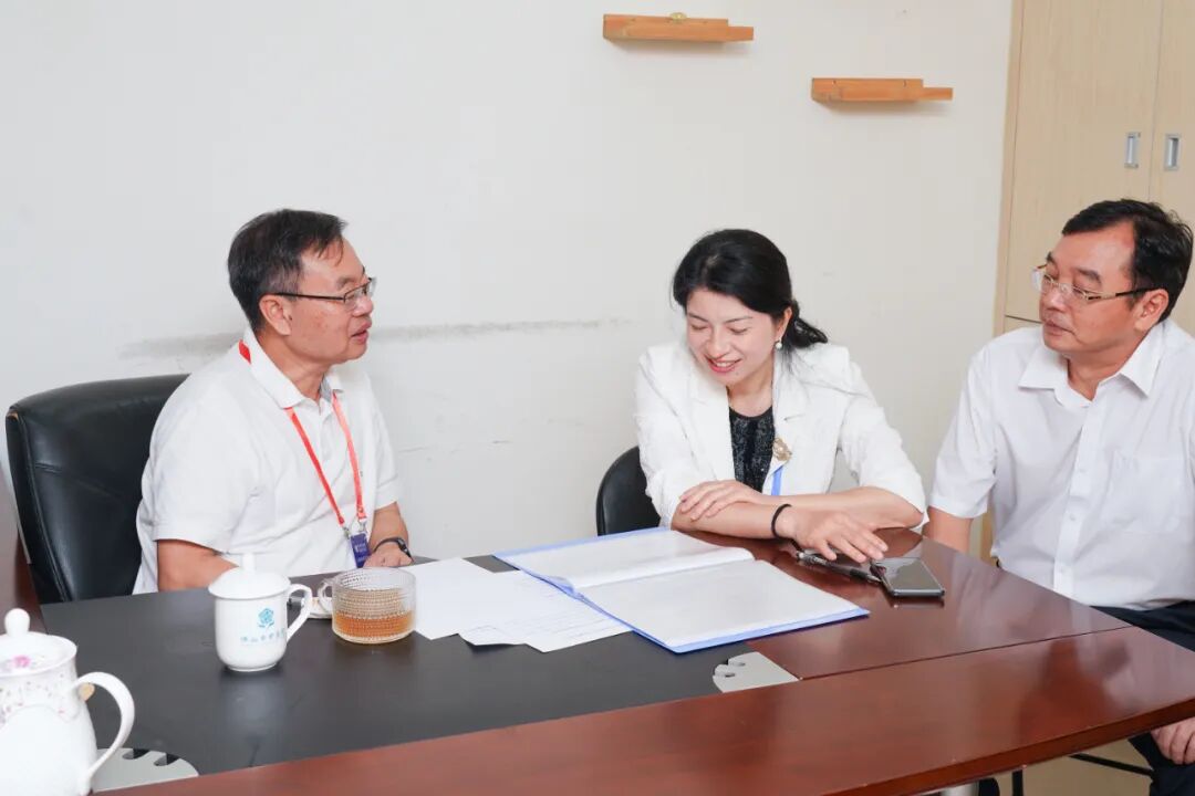 专家组进行实地检查并查阅台账资料