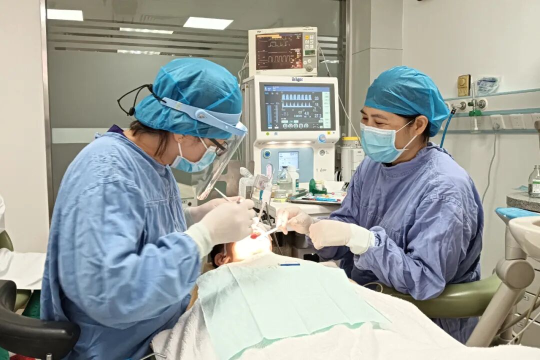 黄杏香主治医师为患者治疗