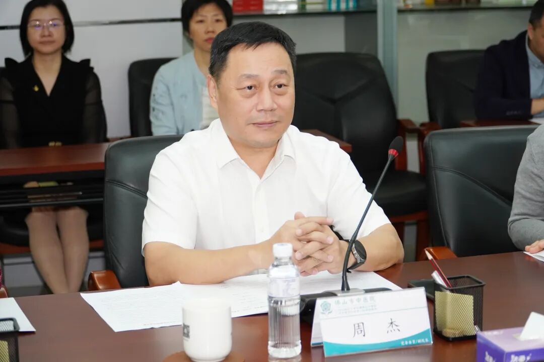 我院周杰副院长介绍医院情况