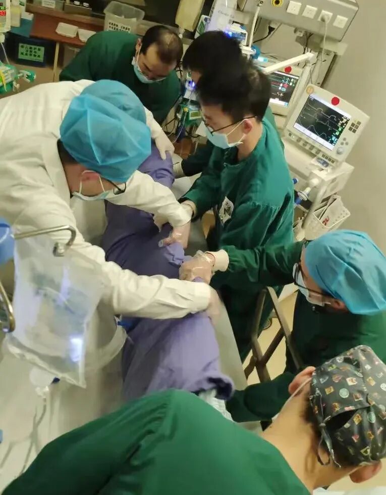 医护技配合行俯卧位通气