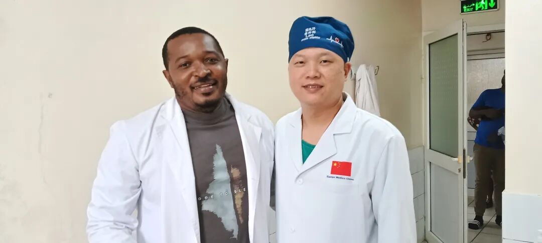 梁礼汗与奥司卡合影