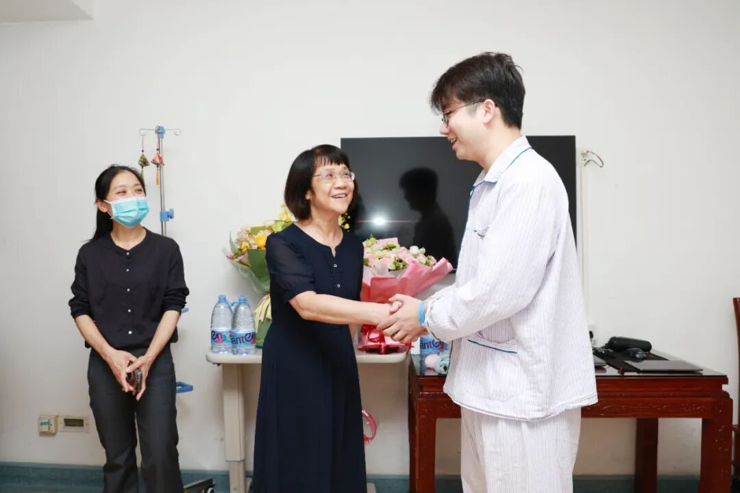 陈苹等人慰问李铨江