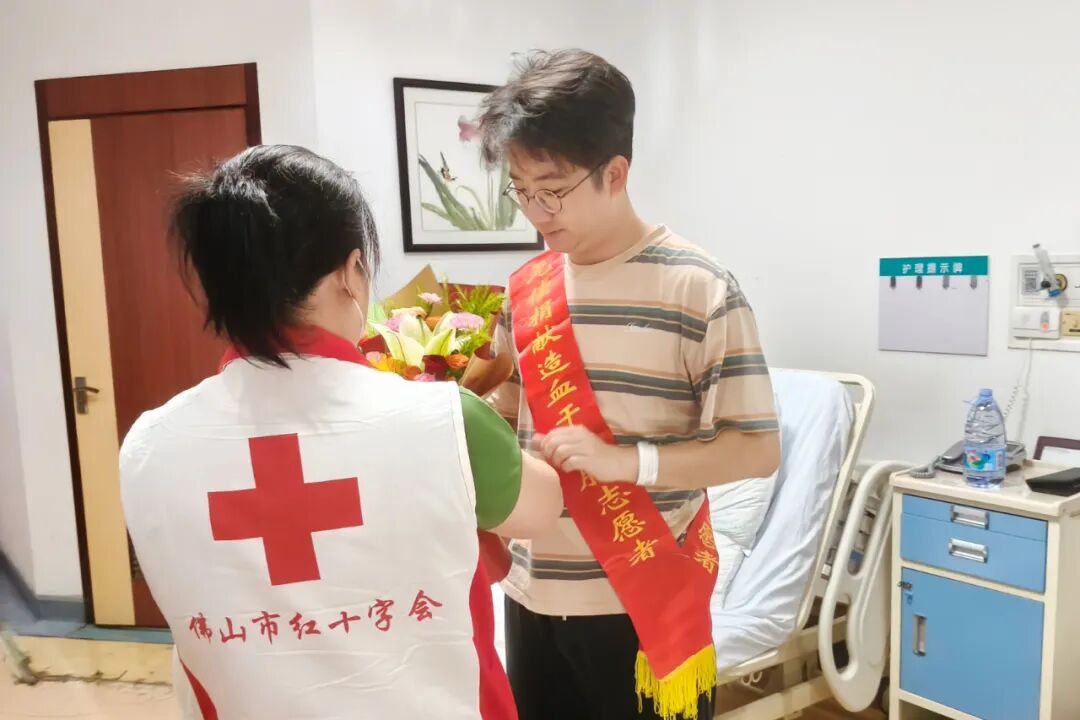 科室同事与红十字志愿者探望