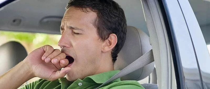 这困得！眼睛都睁不开，还想再坚持开100公里！