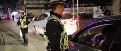 交警拦车也有“潜规则”？老司机酒后说漏...