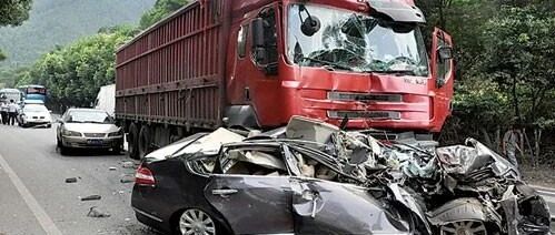突发！货车连撞7辆客车，人砸车底！路遇大货车 该如何避让？