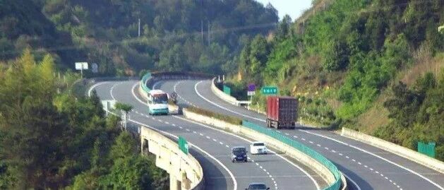 一个动作，让司机险些丧命，危及整条车道！遇到这种情况应该这样做！