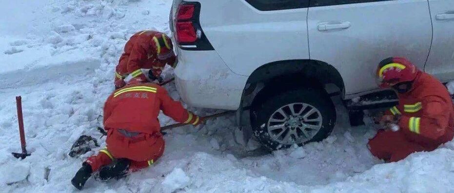 局部-13℃+暴雪！车辆雪地被困时，该如何脱险？