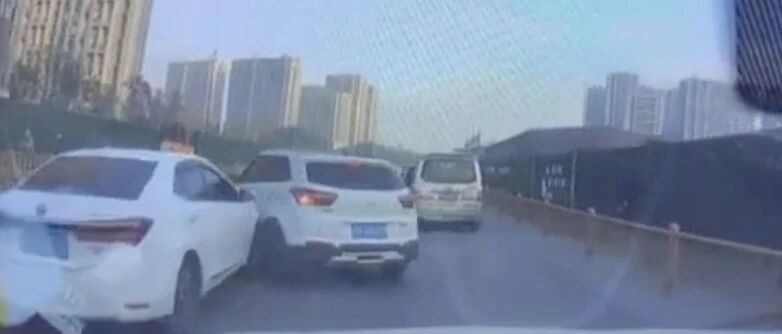 前车“加塞”，后车突然加速撞上去…责任算谁？