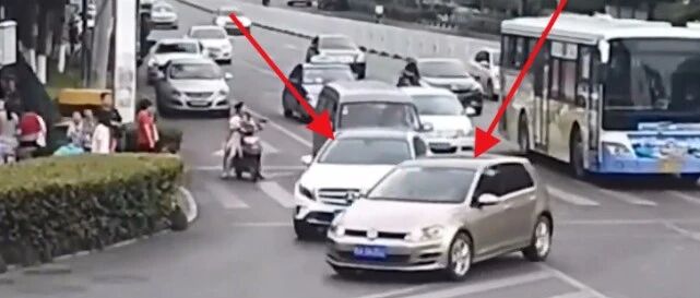 奔驰车礼让行人被逼停，交警伸张正义：罚款400元、扣5分