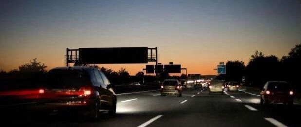 晚上开车遇上“远光狗”，这些问题很头疼！