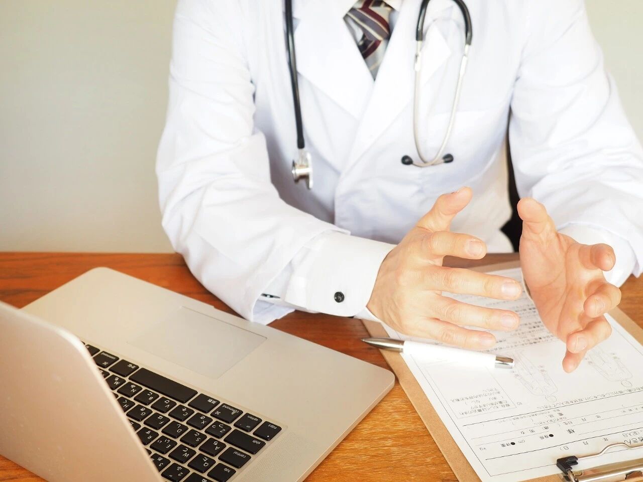 国家卫健委发文：未来3年，严查医生“直播带货”，参与医药广告制作发布