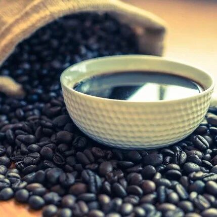 功能饮料能抗疲劳、补充能量，里面的咖啡因究竟是敌是友？