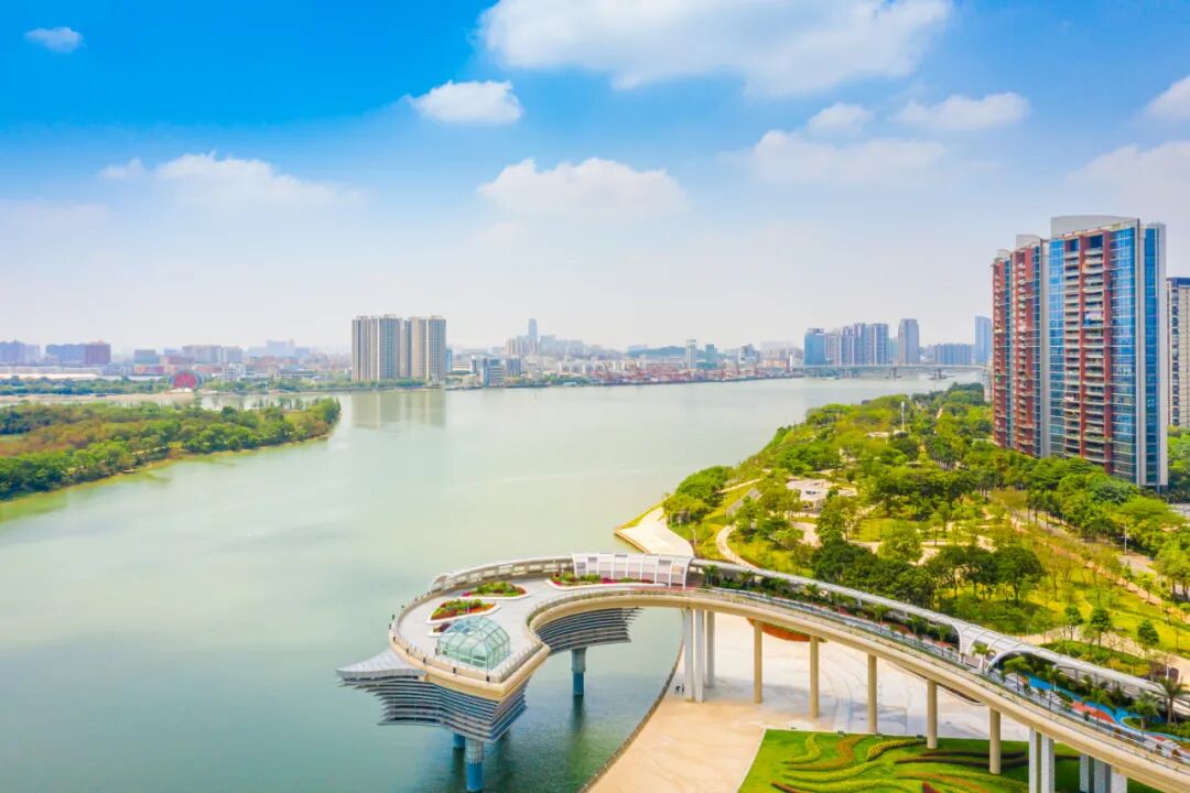 同时,顺德是一座因水而兴的城市,境内有大小河涌近1000条,水域面积占