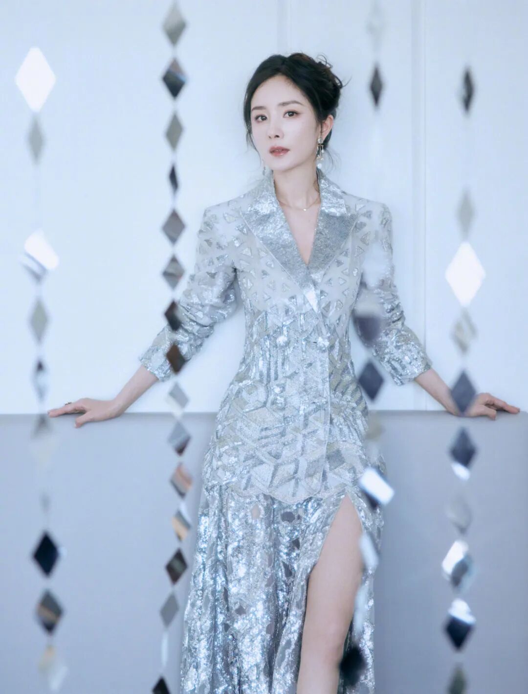 杨幂穿高开叉半身裙裸露出修长美腿优雅而闪耀性感又迷人