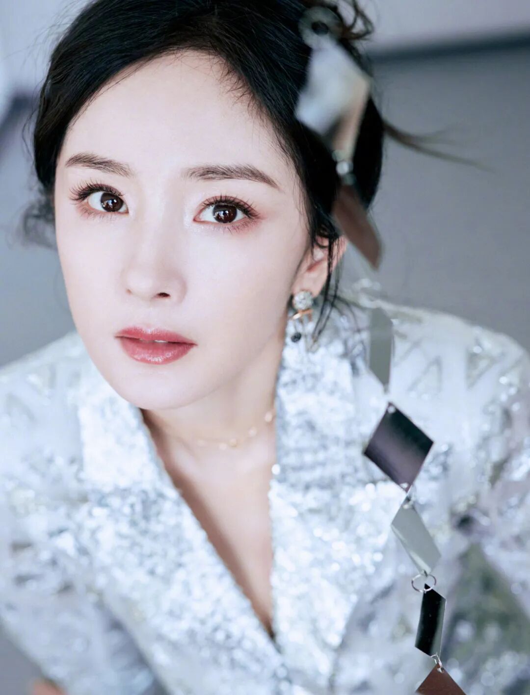 杨幂穿高开叉半身裙裸露出修长美腿优雅而闪耀性感又迷人