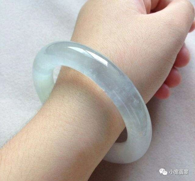 翡翠手镯，这样做能越戴越透！​