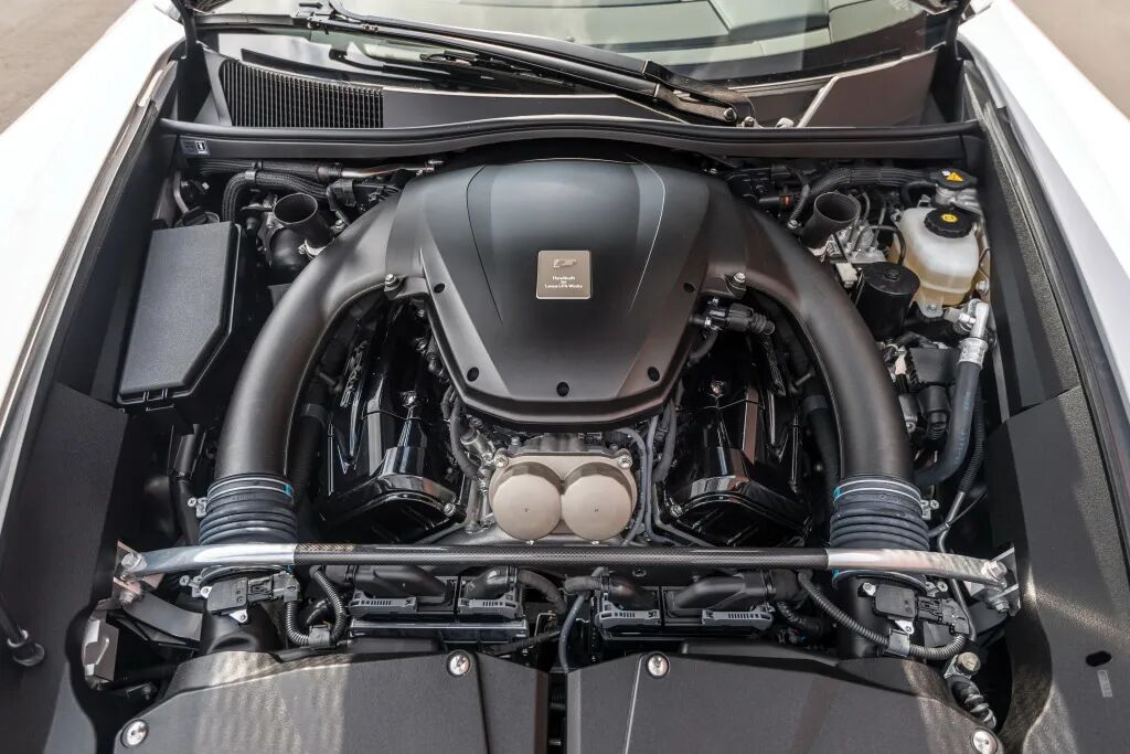 4l v8发动机也来自雅马哈,并且那是迄今为止,体积最小,结构最紧凑的v8