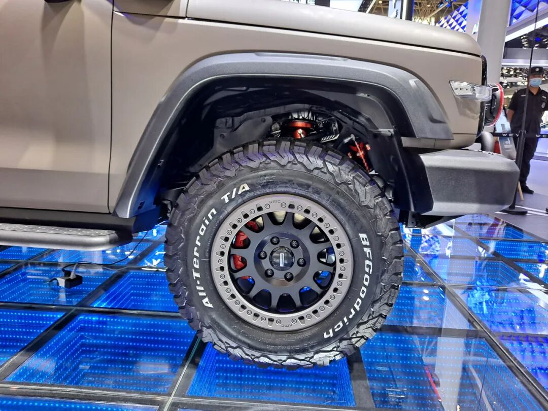 国产最硬派suv来了 实拍wey坦克300官方改装版