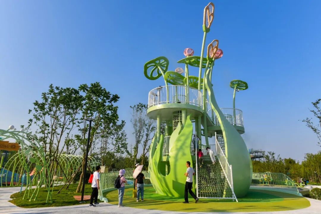 珠湖乐园位于高邮市珠湖小镇旁,紧邻珠湖,设计团队从《梦溪笔谈》中