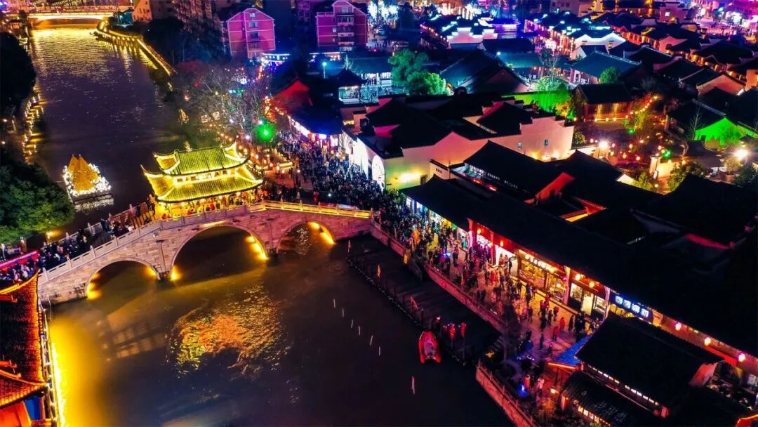 時尚動漫服裝美女圖片（時尚動漫畫）