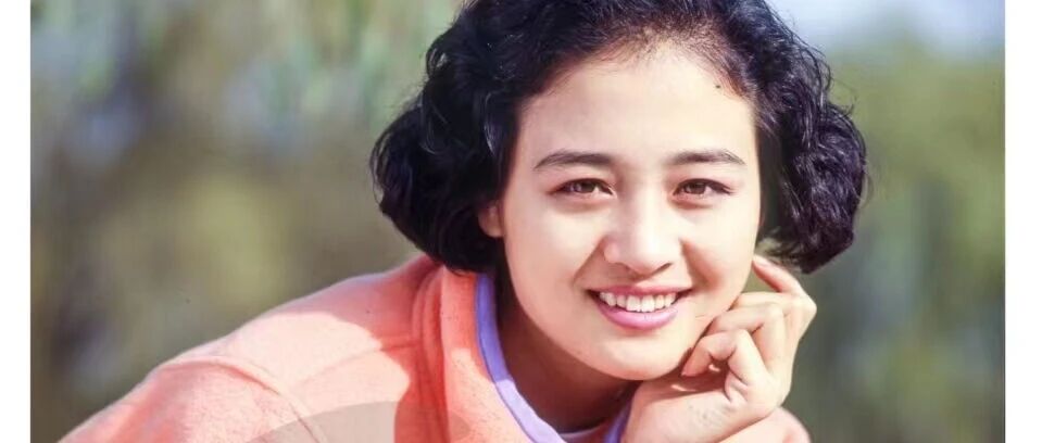 原来是影视圈顶流的她,如今是画家伍宇娟