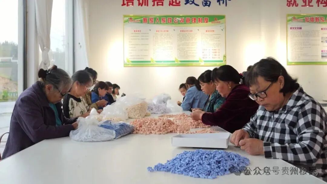 走进位于团山社区的乐嘉微工厂,40多位工人正忙着精剪,拼装等工作