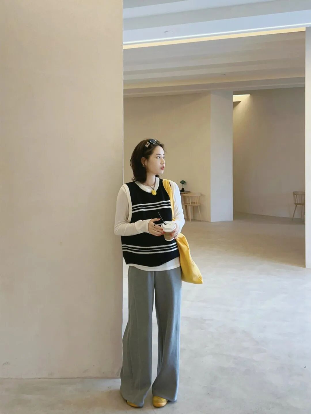 黑白条纹针织马甲 灰色阔腿裤，复古休闲风尽显随性质感