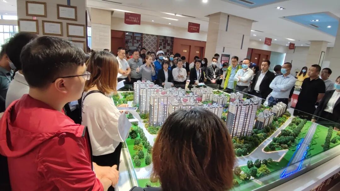 交付状态的实景园林和实景现房中介精英们前往项目小区进行实体参观