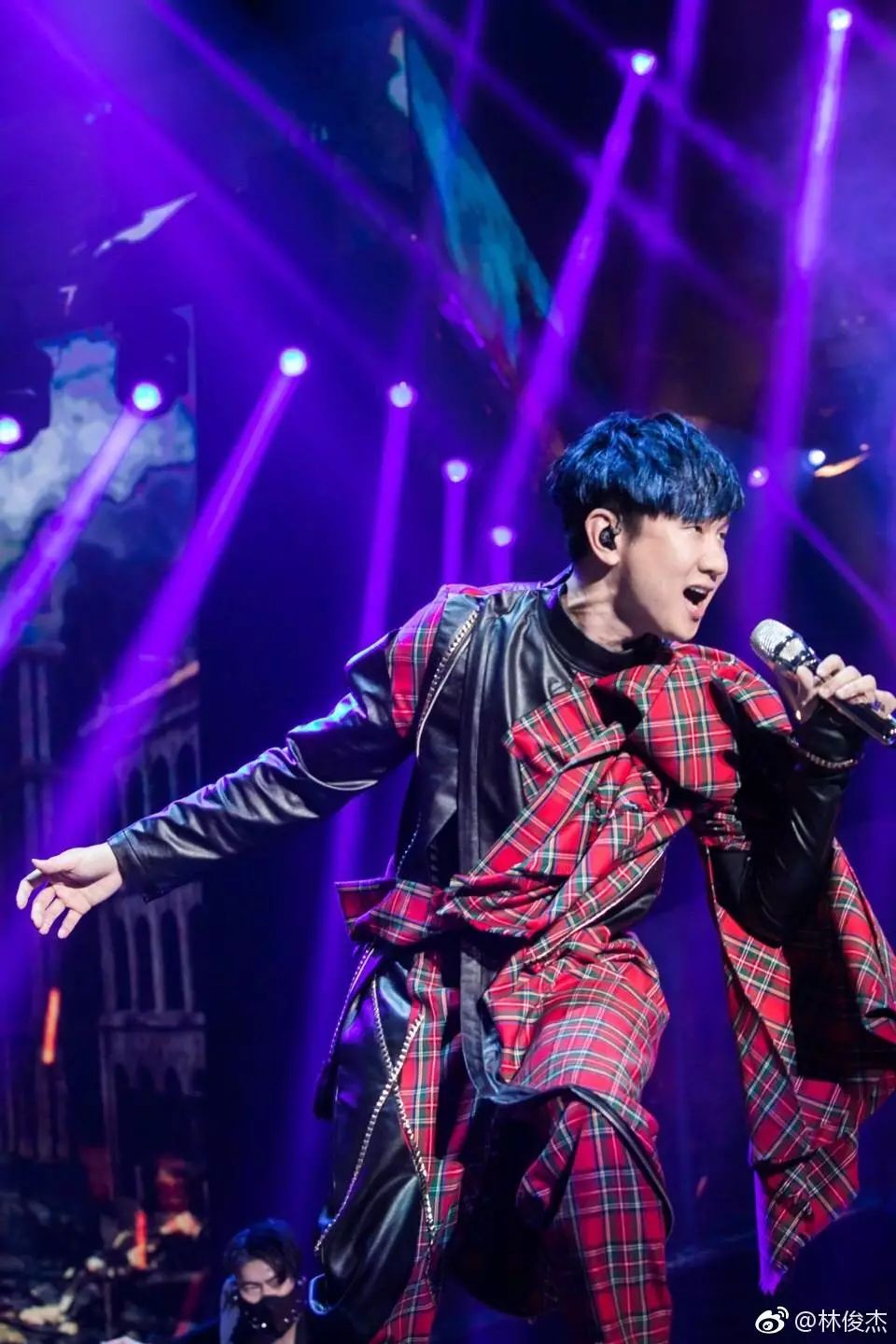 林俊杰疑似恋情曝光遭粉丝脱粉，恋上游戏女主播还为她在重庆买了房？