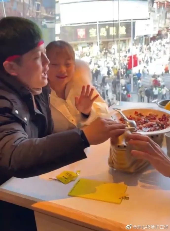 “不小心摸到了后面男生的屁股!哈哈哈我替人尴尬的毛病又犯了…”-微信头条网 “不小心摸到了后面男生的屁股!哈哈哈我替人尴尬的毛病又犯了…”