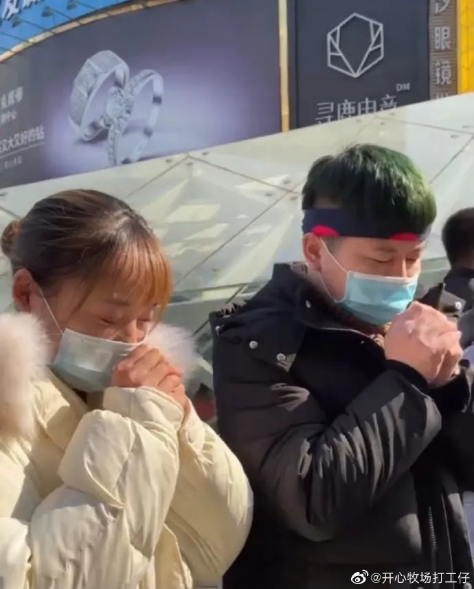 “不小心摸到了后面男生的屁股!哈哈哈我替人尴尬的毛病又犯了…”-微信头条网 “不小心摸到了后面男生的屁股!哈哈哈我替人尴尬的毛病又犯了…”
