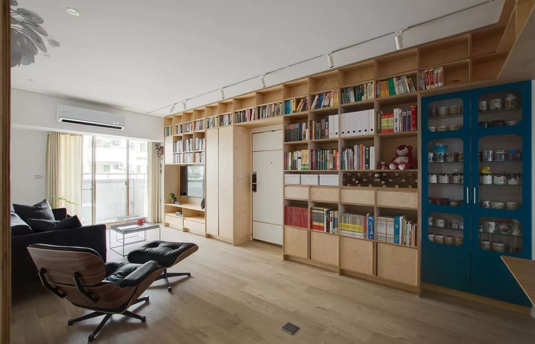 老房花式翻新，电视、书架、大门居然全在一面墙里