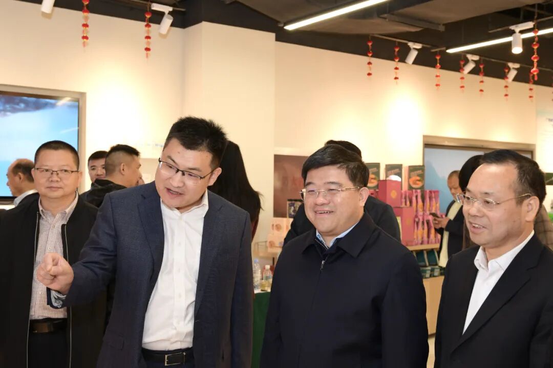 在广西特色食品展销区现场,沙君俊,杨柳霖,周默来到我县六堡茶展区