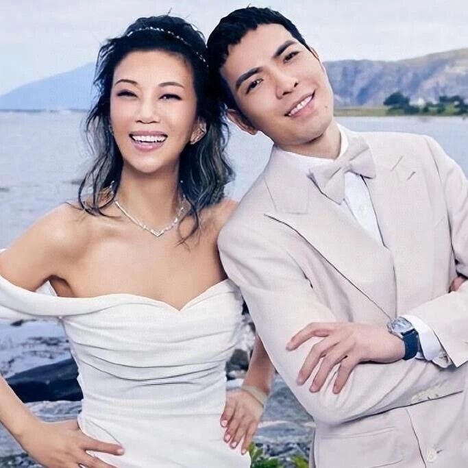 萧敬腾50岁经纪人妻子才是“大号水蜜桃”,泳装照又纯又欲,感觉走光