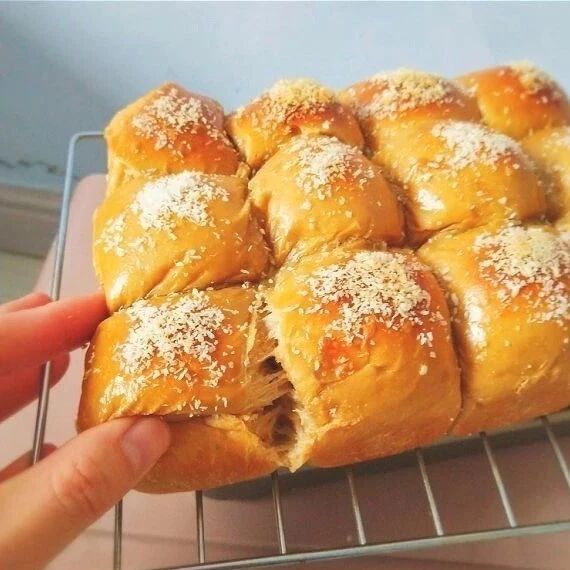 早上就能吃到现烤面包，香喷喷松软好吃！