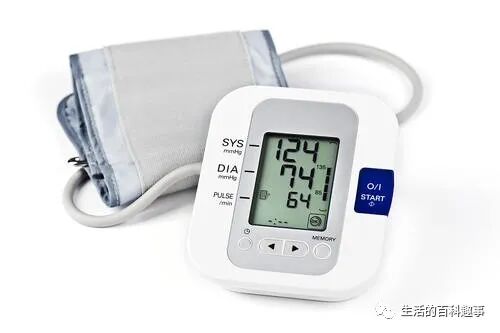 怎么使用血压计如何正确地在家里使用电子血压计？测左侧还是右侧？一文说清_https://www.jmylbn.com_新闻资讯_第1张